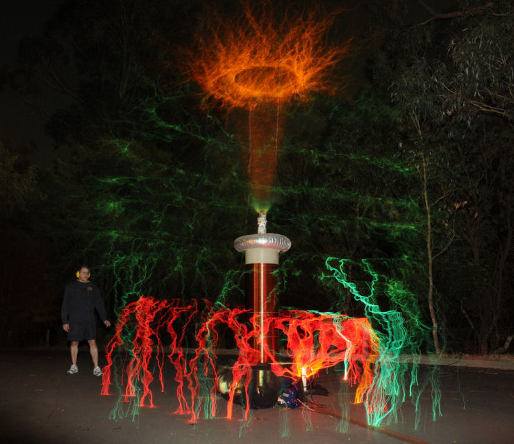 Uma rvore de natal construda com uma bobina de Tesla de 500 mil volts