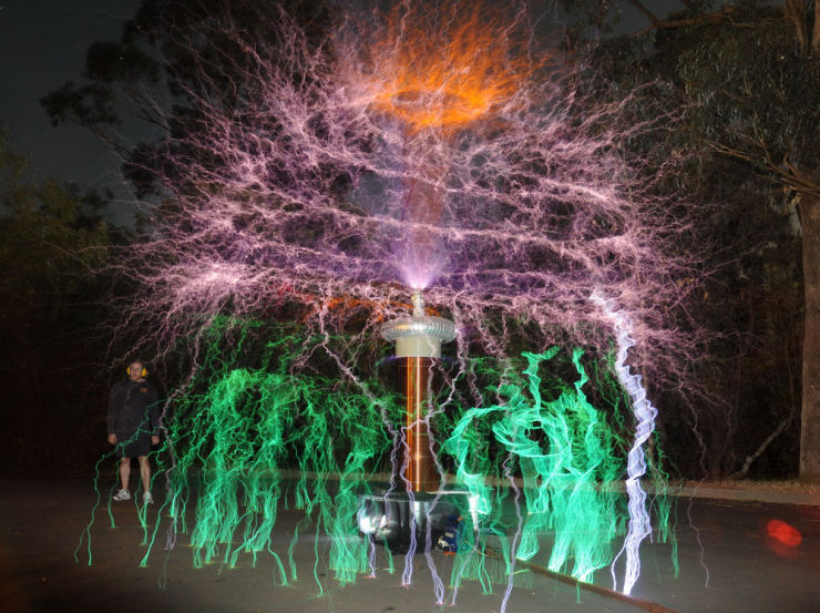 Uma rvore de natal construda com uma bobina de Tesla de 500 mil volts
