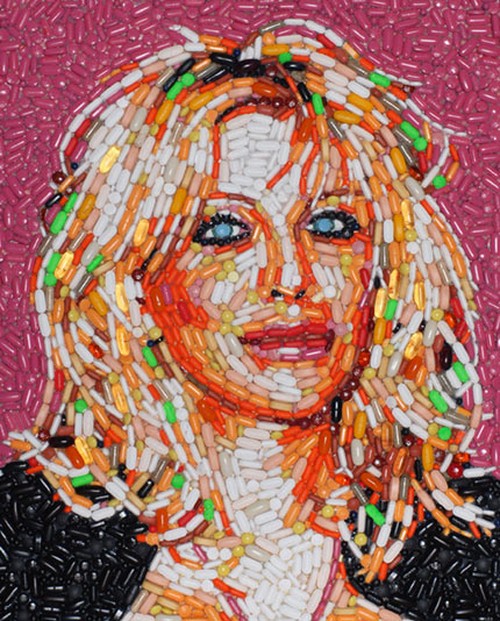 Retrato de Courtney Love com plulas