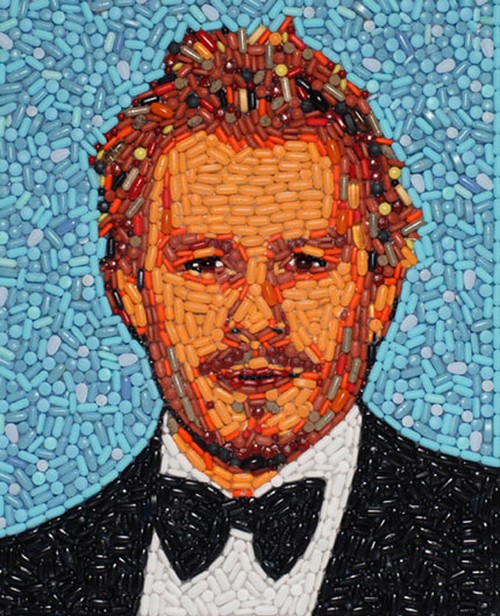 Retrato de Heath Ledger com plulas