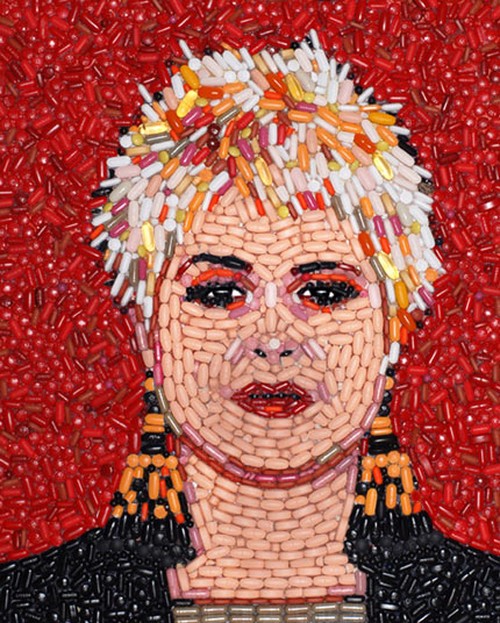 Retrato de Kelly Osbourne com plulas