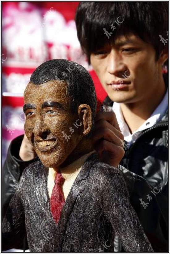 Escultura de Obama feita com cabelo