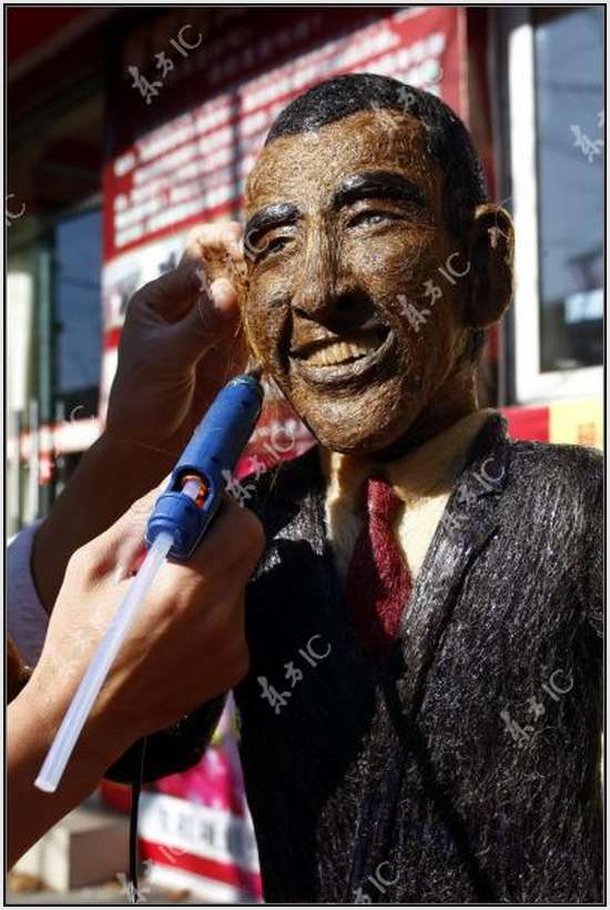 Escultura de Obama feita com cabelo