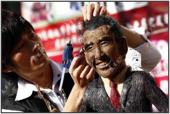 Escultura de Obama feita com cabelo