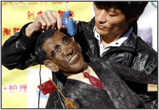 Escultura de Obama feita com cabelo