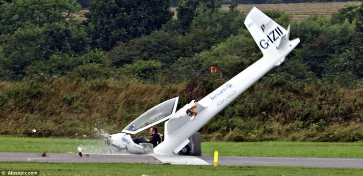 Piloto sobrevive incrivelmente de acidente em show areo acrobtico