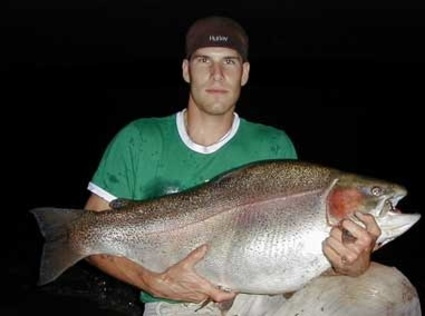 Canadense pesca truta arco ris de quase 22 quilos