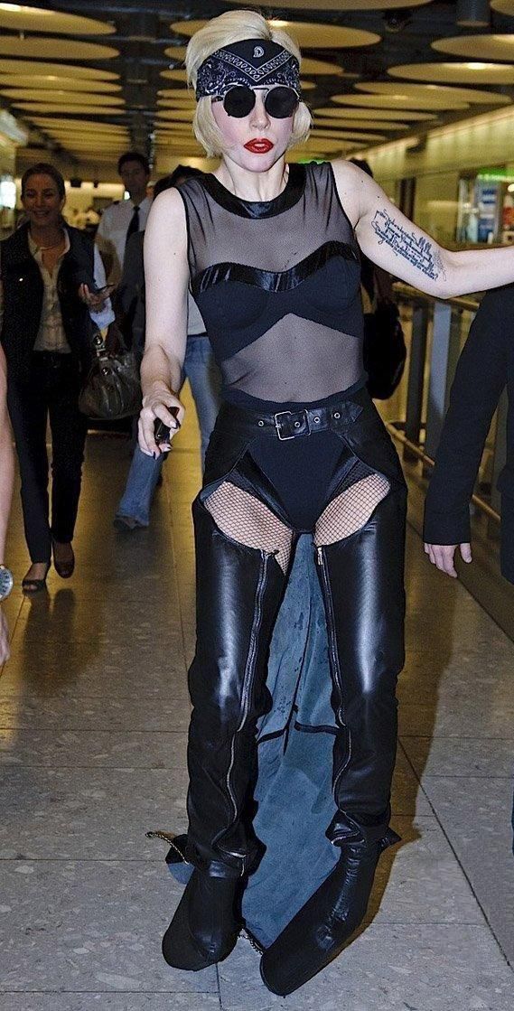 Lady Gaga muito estranha e com roupa esquisita