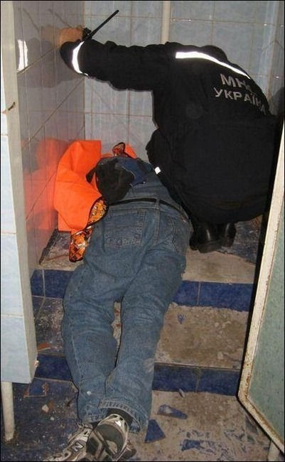 Homem fica preso na latrina por mais de três horas