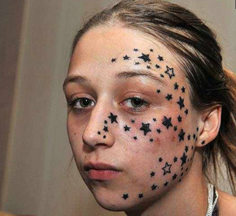Tatuador faz um mapa estelar no rosto de garota