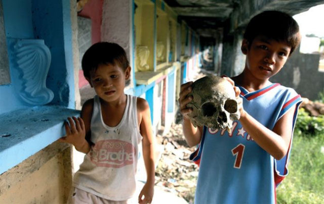 Morando em um cemitrio nas Filipinas