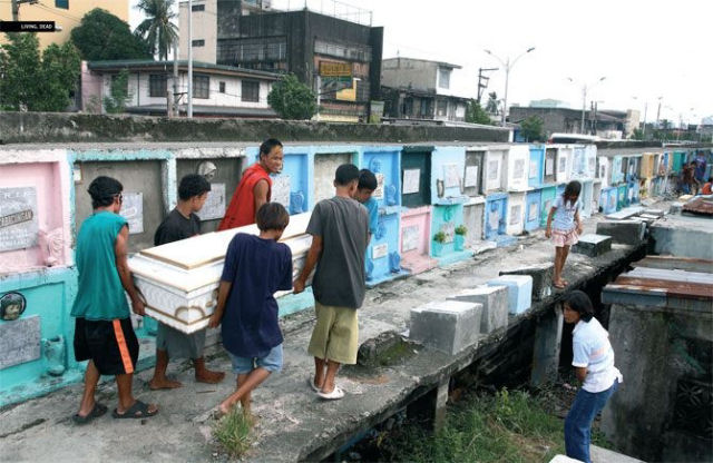 Morando em um cemitrio nas Filipinas