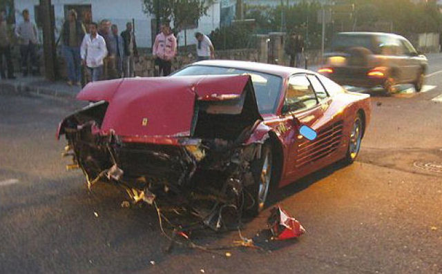 Recém-casados destroem uma Ferrari alugada