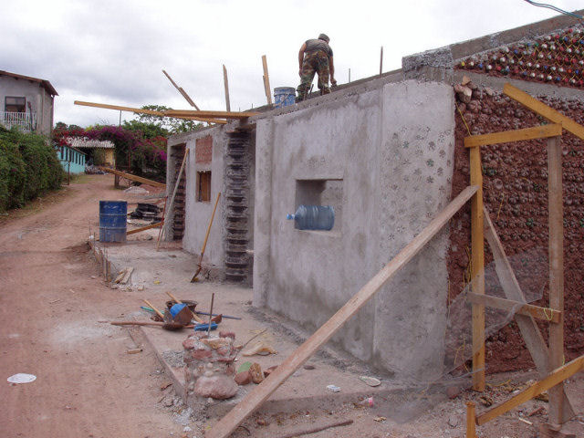 Construção com garrafa PET