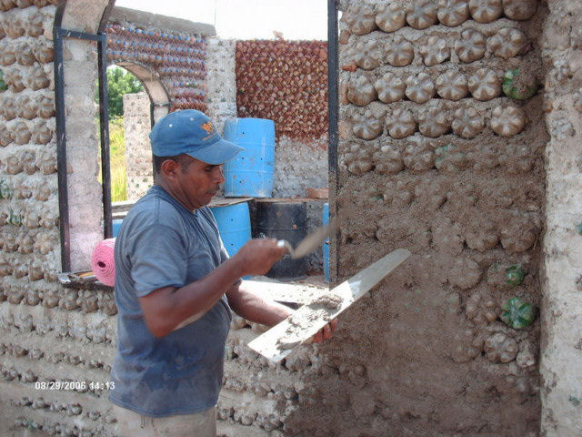 Construção com garrafa PET