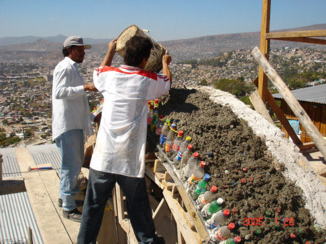 Construção com garrafa PET