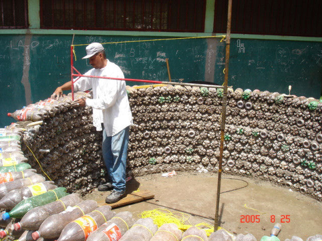 Construção com garrafa PET