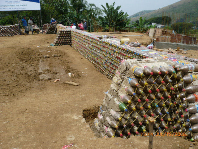 Construção com garrafa PET