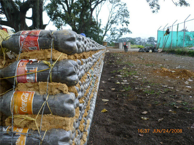 Construção com garrafa PET