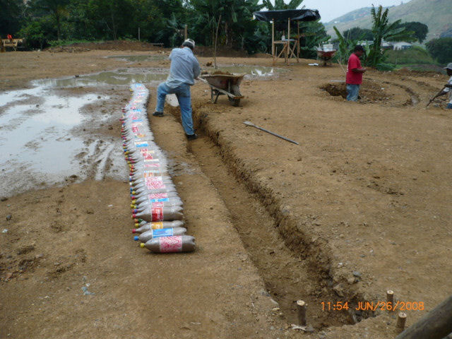 Construção com garrafa PET