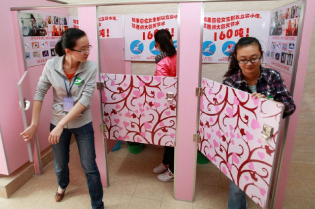Estudantes chinesas provam os novos urinis na Universidade de Shanxi