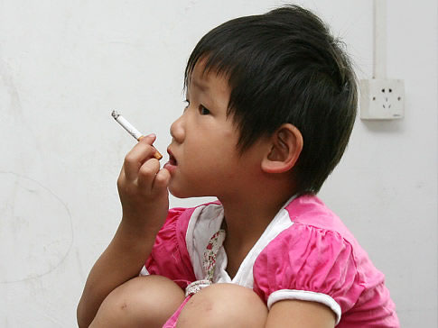 Garota de 3 anos fumando