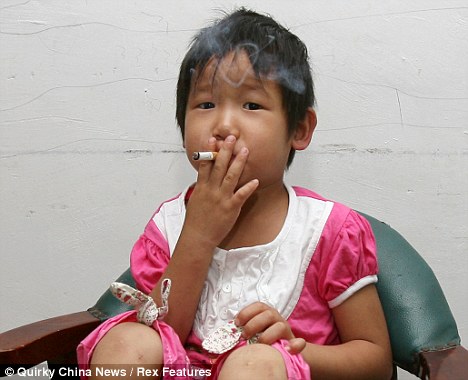 Garota de 3 anos fumando