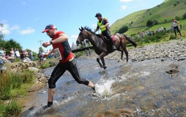 Corrida homem vs cavalo