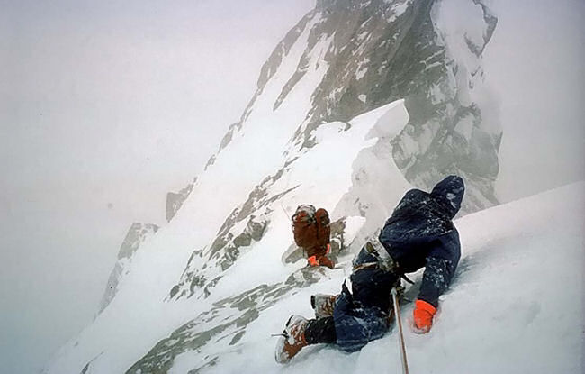 O alpinista que desceu a montanha se arrastando e com os tornozelos rompidos