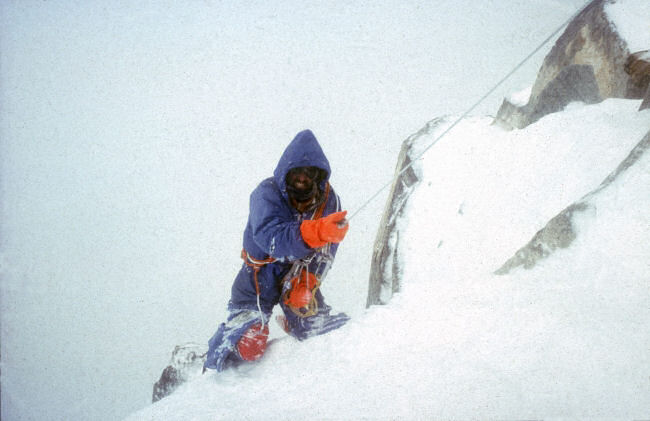 O alpinista que desceu a montanha se arrastando e com os tornozelos rompidos