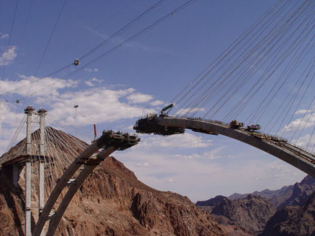 Construção de uma ponte sobre a represa Hoover