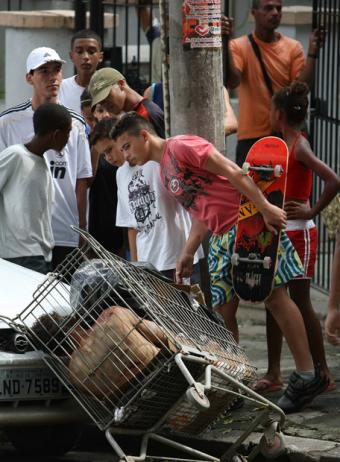 Um reprter espanhol entra na favela do morro dos macacos