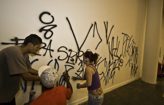 Pichadora da Bienal é condenada a 4 anos em regime semi-aberto