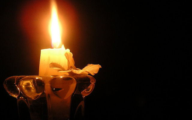 Uma vela no escuro