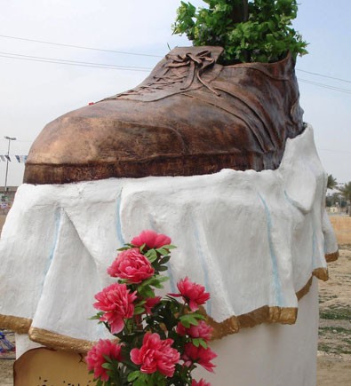 Monumento no Iraque em homenagem ao jornalista da sapatada