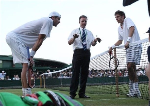 Após 11h05min, John Isner triunfa no jogo mais longo da história