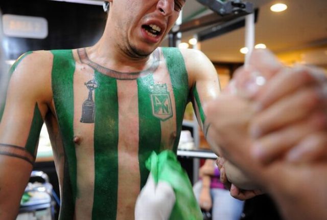 Fanatismo: torcedor tatua camisa do time em tamanho real 04