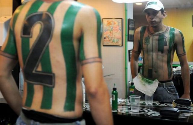 Fanatismo: torcedor tatua camisa do time em tamanho real 06