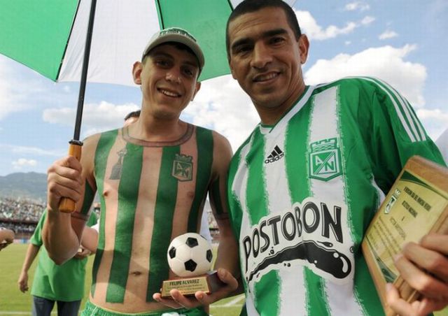 Fanatismo: torcedor tatua camisa do time em tamanho real 07