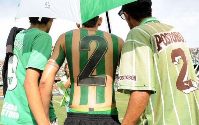 Fanatismo: torcedor tatua camisa do time em tamanho real 08