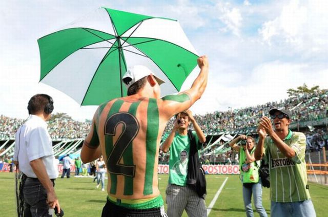 Fanatismo: torcedor tatua camisa do time em tamanho real 09