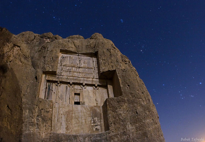 Noite estrelada sobre as tumbas persas