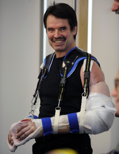 Primeiras fotos do homem que fez o transplante de dois braços