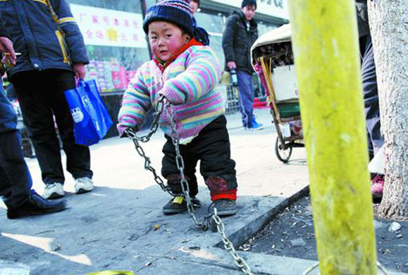 Lao Lu, o pequeno chinês que vivia acorrentado,  vai à escola