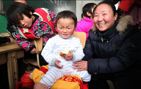 Lao Lu, o pequeno chinês que vivia acorrentado,  vai à escola