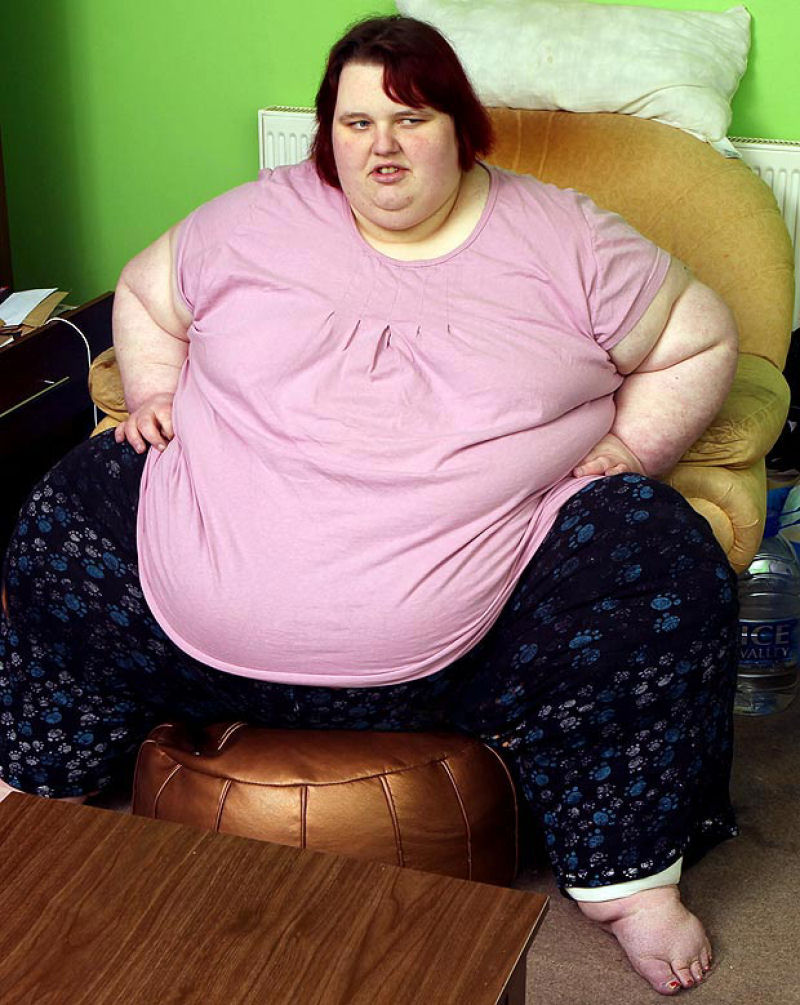 A jovem mais obesa do mundo agora est presa a um sof