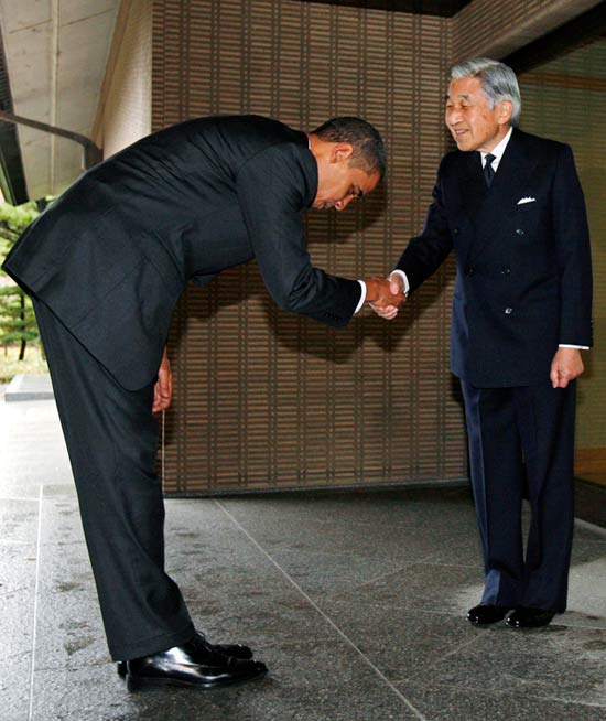 Obama volta a inclinar-se ante um Monarca e reabre a polêmica nos EUA