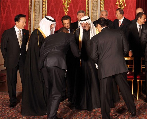Obama volta a inclinar-se ante um Monarca e reabre a polmica nos EUA