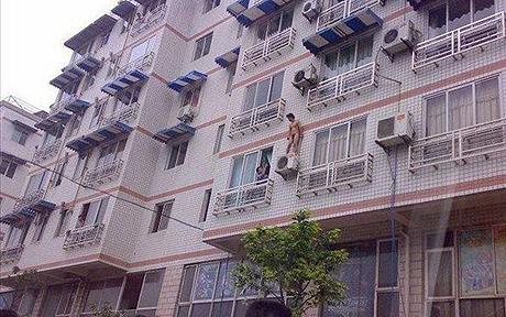 Ricardão chinês foge pela janela e é fotografado nu em cima do ar condicionado