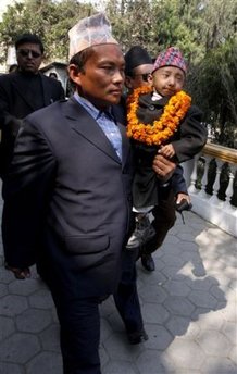 Nepals busca recorde mundial do menor homem do mundo